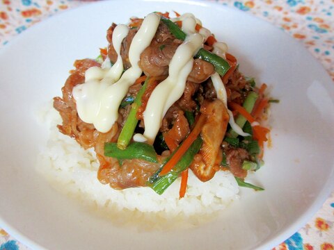 牛肉とニラのピリ辛炒めマヨ丼